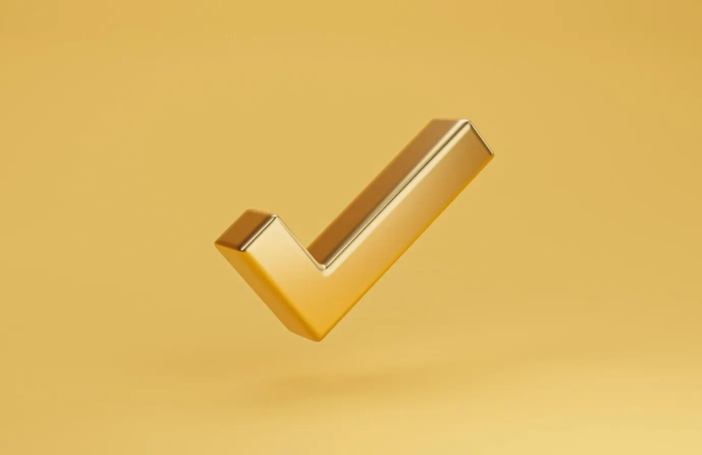 Золотой знак «верно» для концепции сервиса ISO по обеспечению наилучшего качества и гарантии продукта.