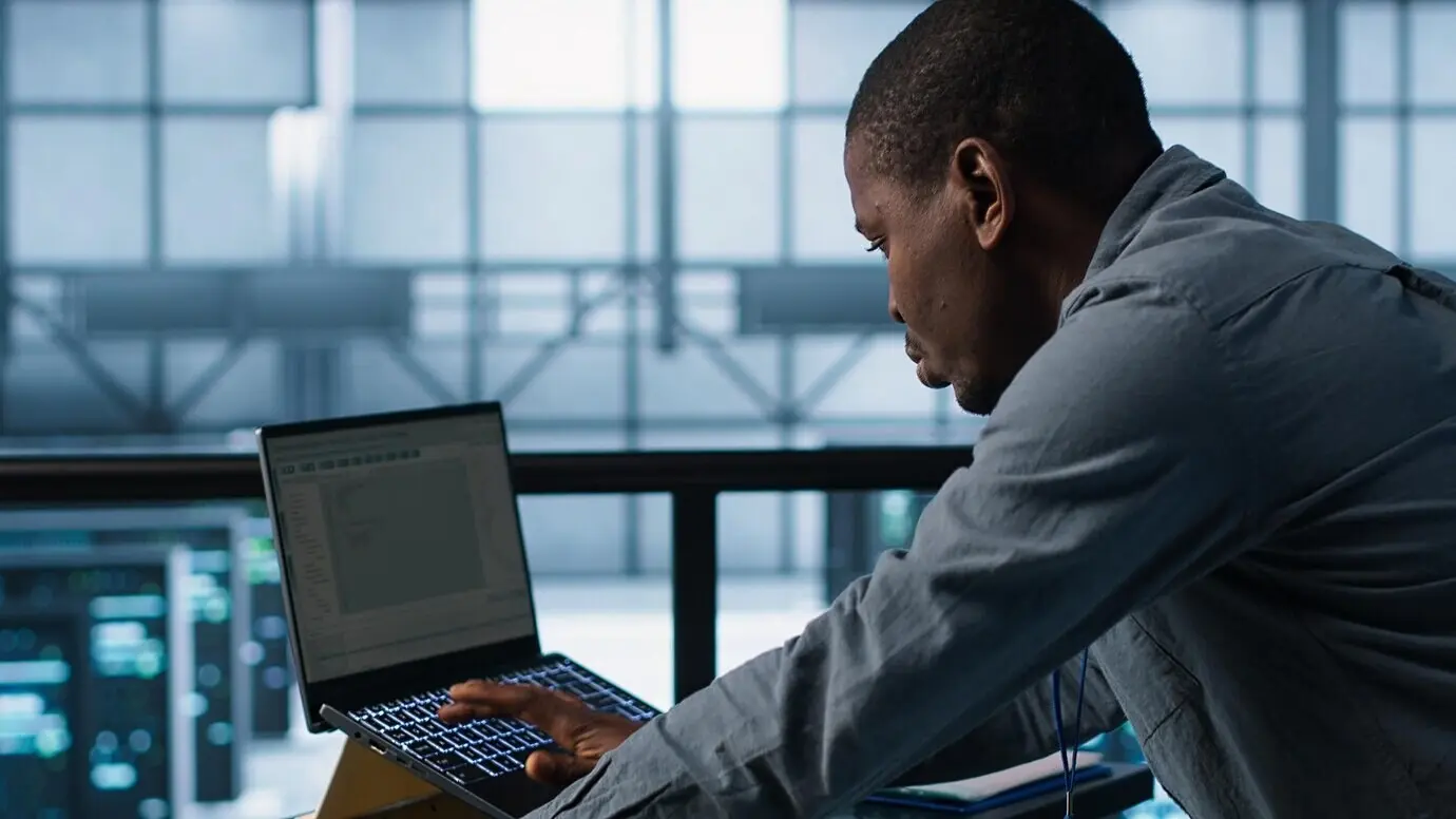 Техник в дата-центре использует на ноутбуке языки программирования.