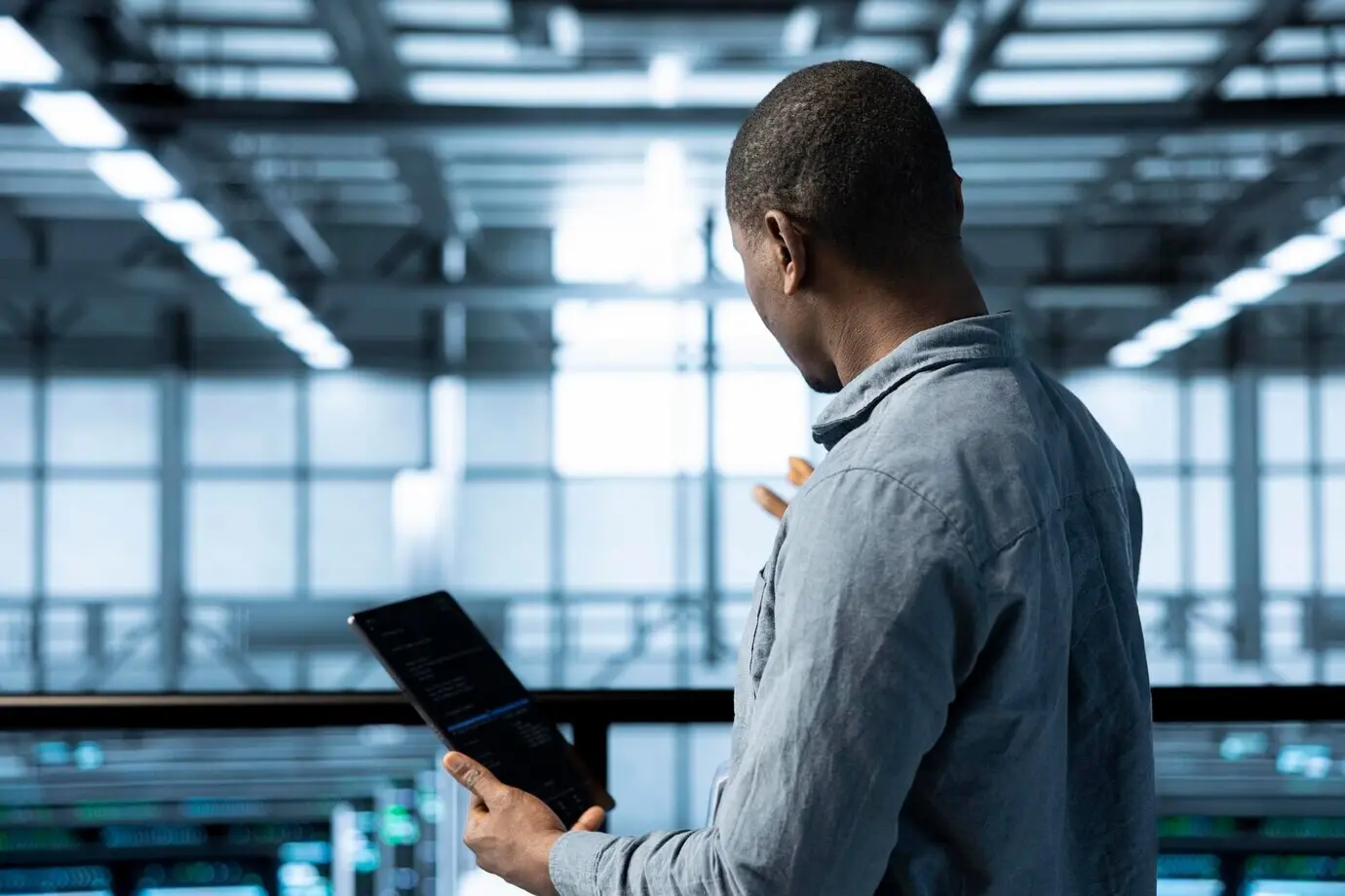 Инженер в дата-центре с ноутбука настраивает параметры управления энергопитанием.